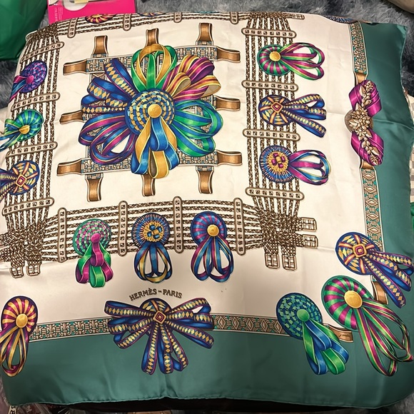 Authentic Hermès Carre 90 Scarf "LES RUBANS DU CHEVAL" Silk Green J7534 - Picture 7 of 14